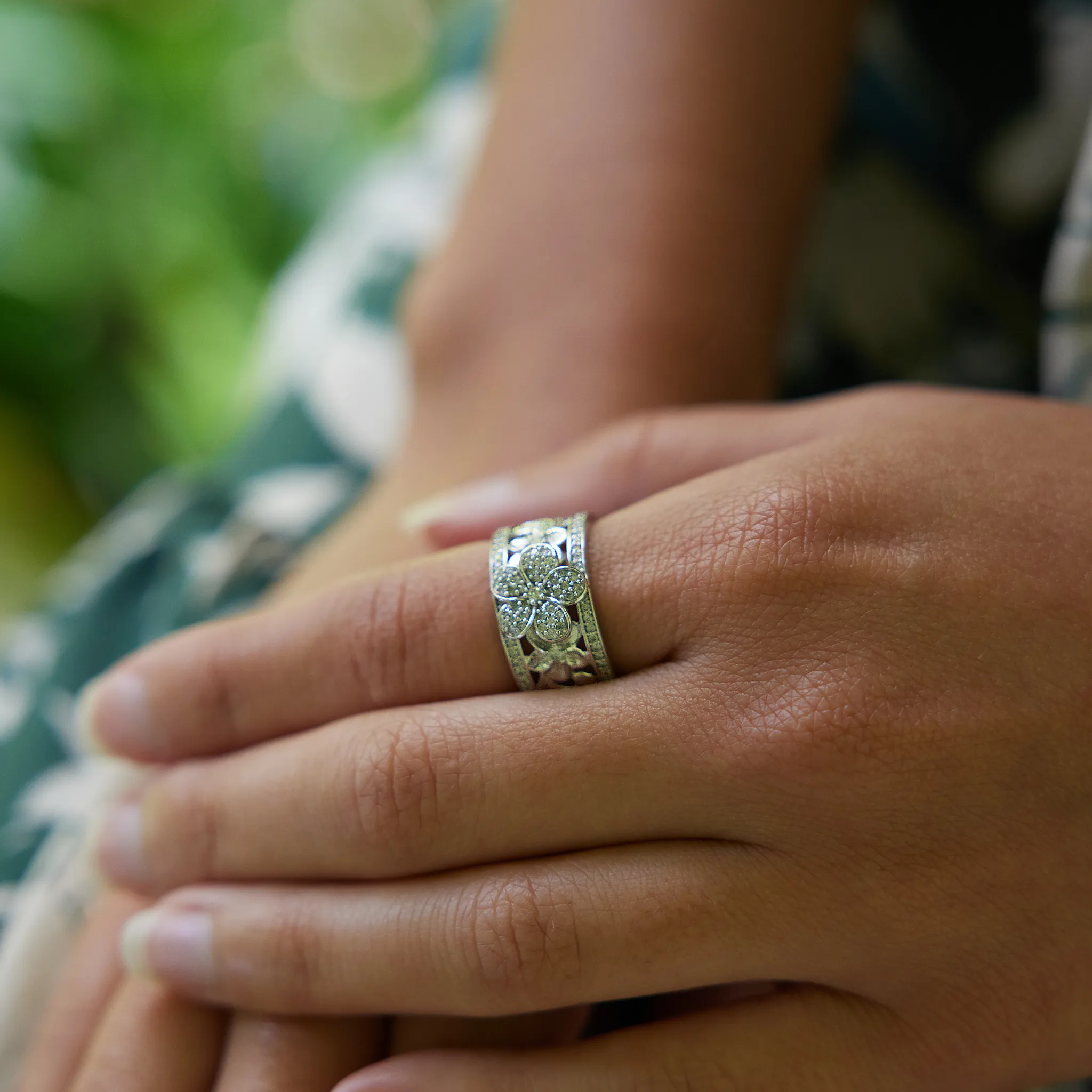 Hawaiian Heirloom Plumeria Ring in White Gold with Diamonds - 10mm